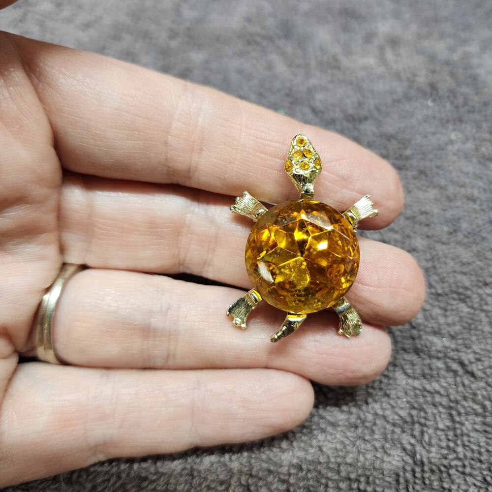 Gold tone turtle pin brooch and amber stone b34